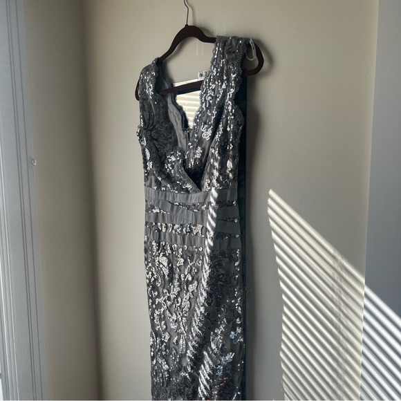Tadashi Shoji Steel Silver Sequin Embroidered Dress Size 4 - Picture 2 of 5